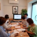 初回セミナーの様子：参加者が資料を見ながら論議